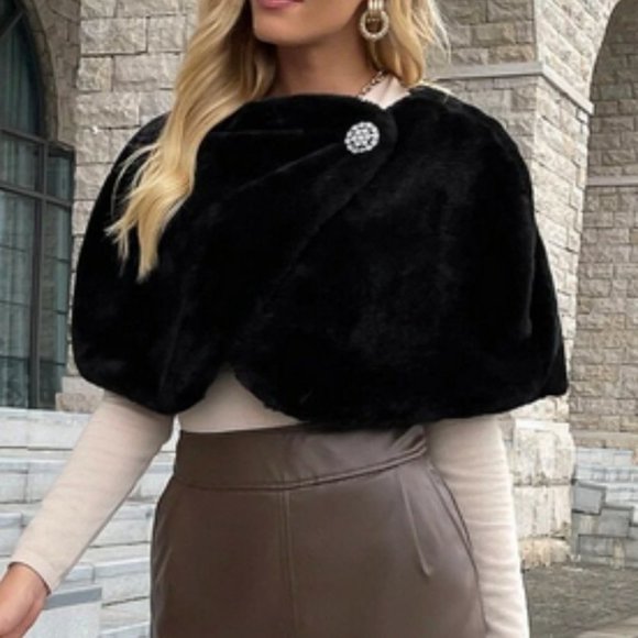 chic elegant black faux fur buttoned shoulder cape - Picture 3 of 6